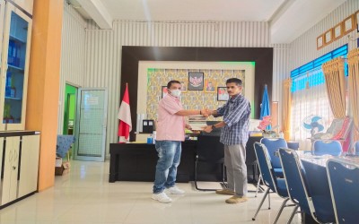 Penyerahan Buku Hibah dari Balai Bahasa Provinsi Sumatera Barat Kepada Pihak SMKN 1 Padang
